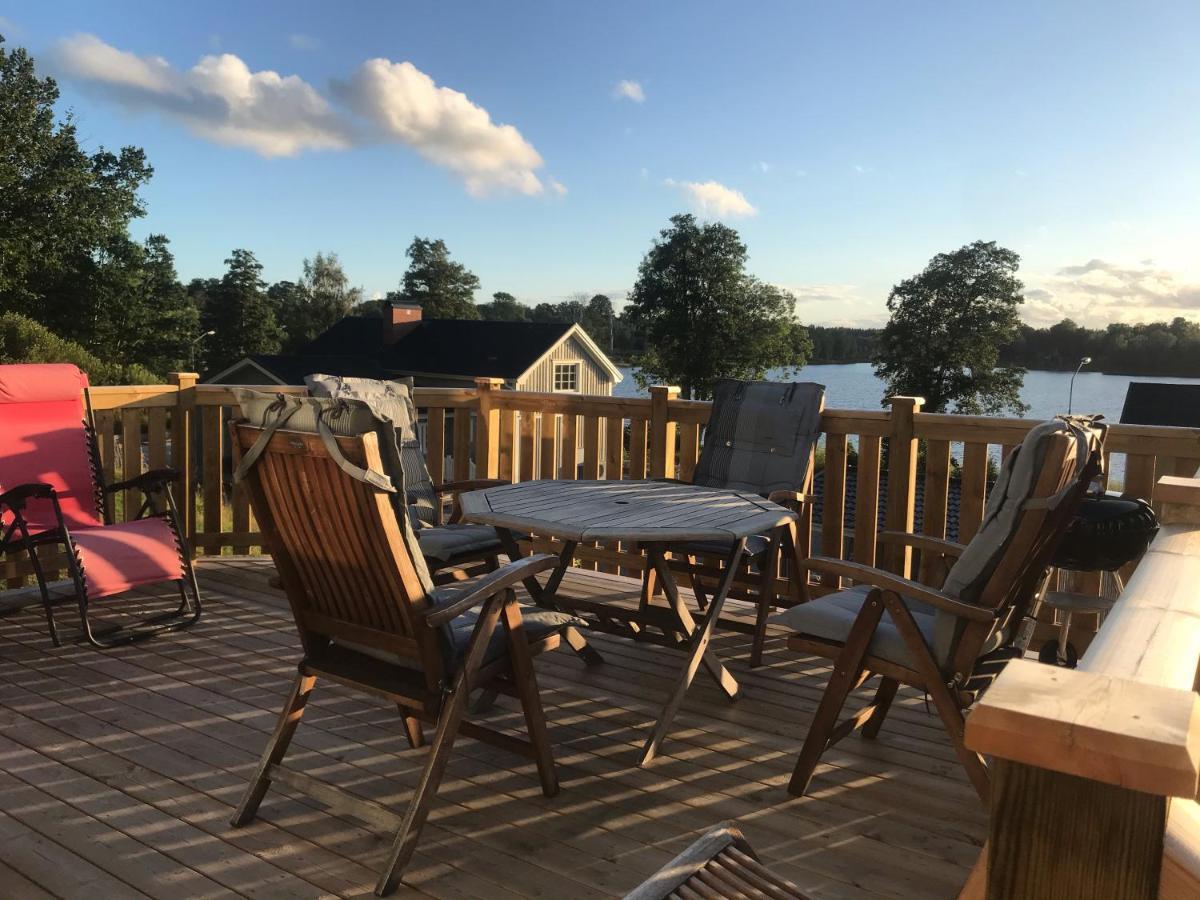 Vaelutrustad Stuga Med Vacker Sjoeutsikt Urshult Kültér fotó